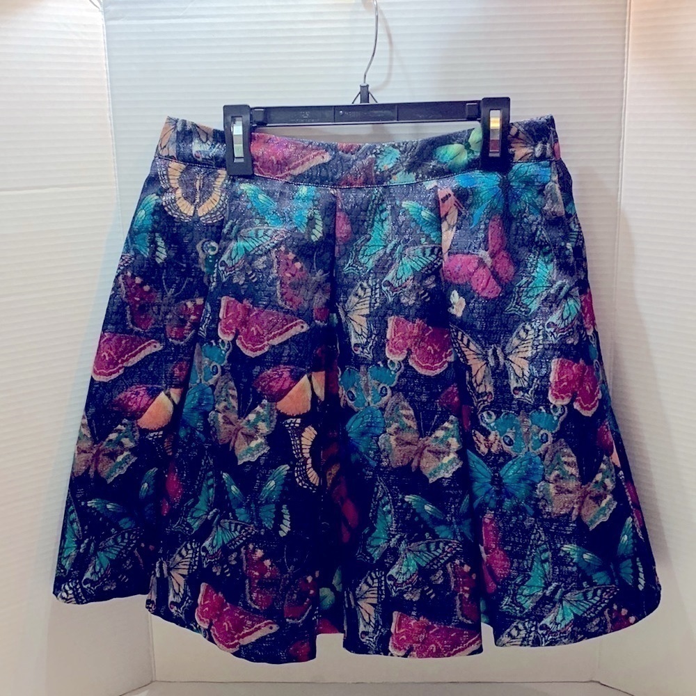 Yumi Box Pleated Butterfly Skirt. SZ S (2/4)